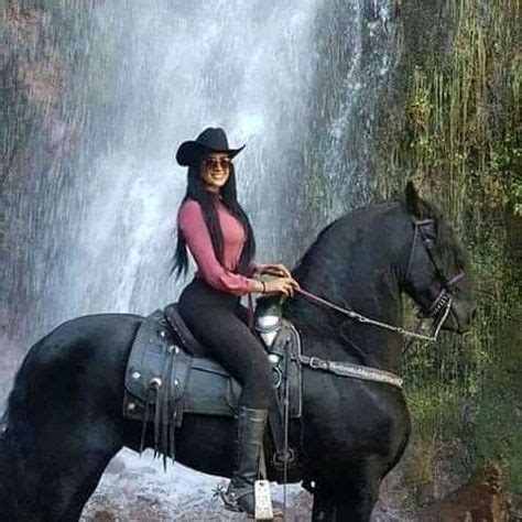 mujer follando con un caballo|mujer tiene sexo con un caballo